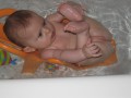 Elya dans son bain essaye d'attraper ses pieds - 007 * 1024 x 768 * (69KB)